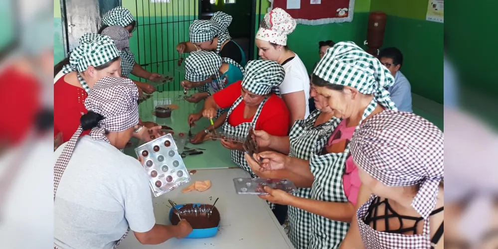 Moradoras aprenderam a fazer ovos de chocolate, bombons e trufas