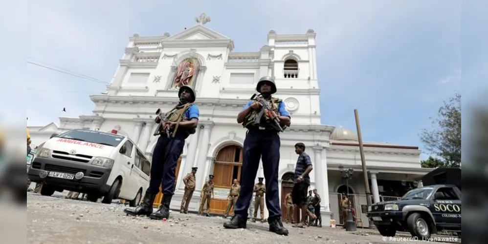 Soldados fazem a segurança da Igreja de Santo Antônio, em Colombo, um dos templos católicos alvo de atentado no domingo