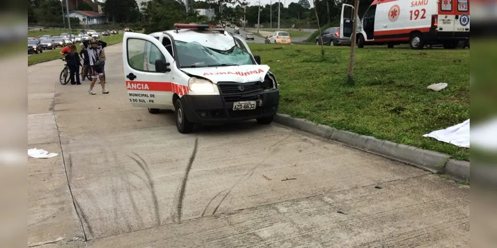 A ambulância transportava um passageiro de São Mateus do Sul para o Hospital Angelina Caron