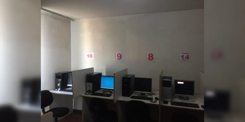 No local foram apreendidos 14 computadores, todos interligados, utilizados para a prática ilícita