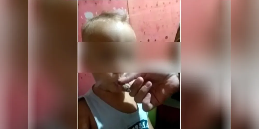 As imagens mostram a menina fumando o cigarro e, em seguida, oferecendo para a criança, chamada Miguel, de apenas 1 ano de idade.