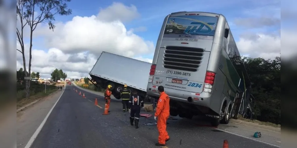 Acidente envolvendo ônibus e carreta deixa seis feridos na BR-251 em Minas