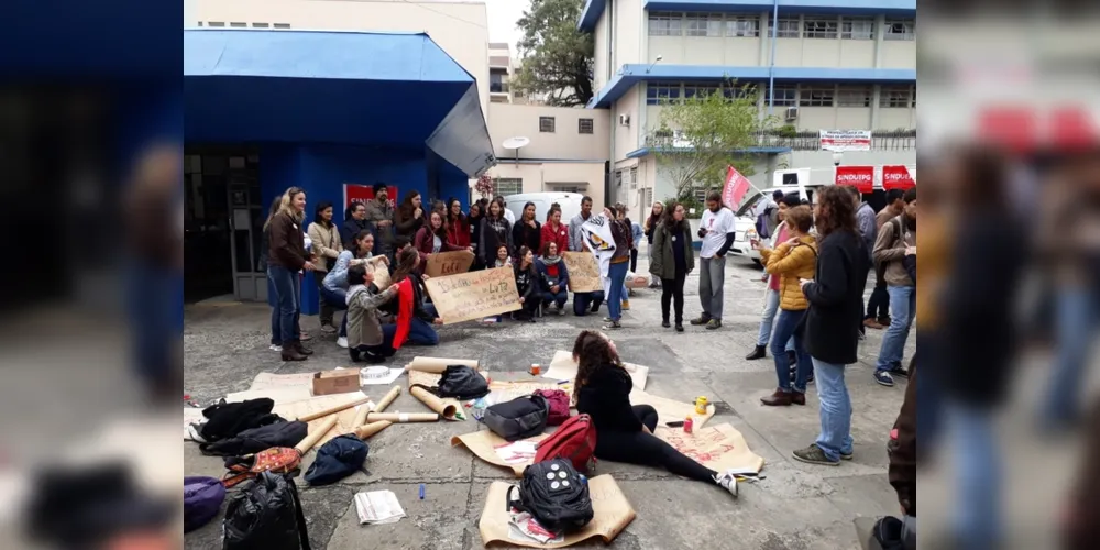 Imagem ilustrativa da imagem Professores da UEPG protestam contra cortes na educação