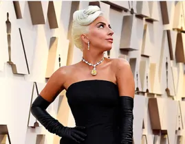 Lady Gaga veste Alexander MacQueen e colar Tiffany & Co. 