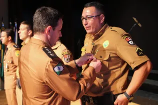 Policiais militares e profissionais da comunidade que fazem parte da história do BPEC foram condecorados