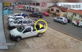 Imagem ilustrativa da imagem Vídeo flagra acidente com moto em rua de PG