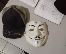 Máscara encontrada na rota de fuga do grupo ajudou a identificar autores do ataque