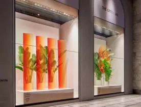 As vitrines da loja Rinascente,  criadas pela designer holandesa Sabine Marcelis.  As peças em plaxiglass fazem o efeito de movimento com as plantas. É o "Ballet das Plantas