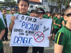 Imagem ilustrativa da imagem Alunos abordam pedestres e comércio contra a dengue