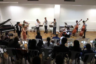 Música na Chaminé reúne professores e alunos do Conservatório Maestro Paulino para uma hora de música, tanto erudita quanto popular.