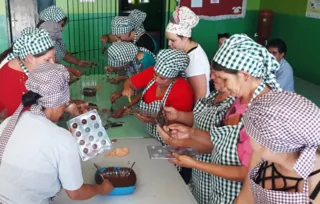 Moradoras aprenderam a fazer ovos de chocolate, bombons e trufas
