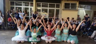 Alunas participam das aulas na Escola Municipal de Dança 