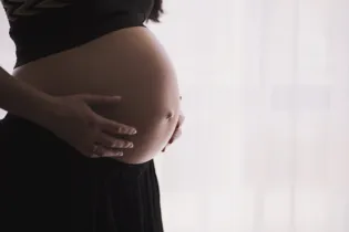 Imagem ilustrativa da imagem Usar colírio na gravidez pode prejudicar o bebê