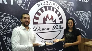 Imagem ilustrativa da imagem Pizzas inspiradas em gírias locais, conheça a Donna Bella Delivery