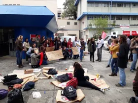 Imagem ilustrativa da imagem Professores da UEPG protestam contra cortes na educação