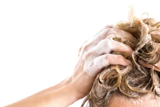 Imagem ilustrativa da imagem Como lavar os cabelos corretamente