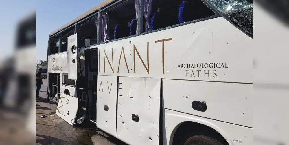 Imagem ilustrativa da imagem Explosão atinge ônibus
turístico e deixa feridos no Egito