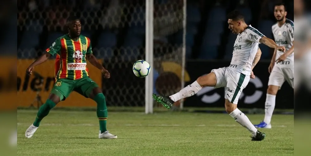 Moisés marca no fim e Palmeiras abre vantagem para jogo de volta com Sampaio Corrêa