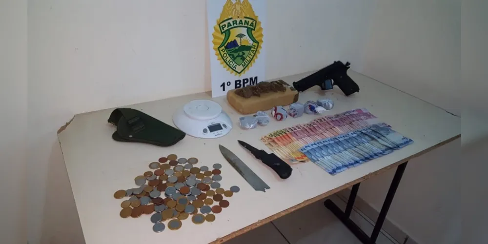 Além da droga, foram apreendidos quase R$ 300, além de pistola de brinquedo e outros produtos