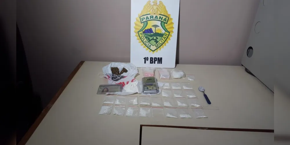 Foram apreendidos 52 gramas de cocaína e dinheiro que seria fruto da venda de drogas