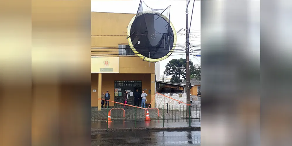 Cena curiosa foi registrada em Curitiba depois do temporal desta quinta-feira