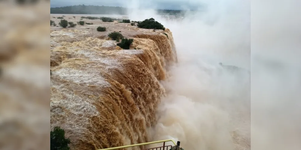 No início da tarde deste sábado (1º), vazão das Cataratas do Iguaçu era de mais de 6,2 milhões de litros de água por segundo
