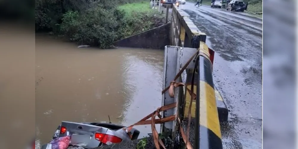 Carro despencou de ponte e caiu dentro de rio - quatro pessoas morreram