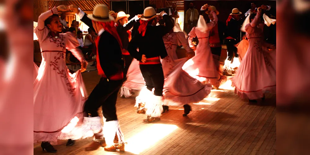 Imagem ilustrativa da imagem ‘Shalom’ organiza concurso de Dança Gaúcha de casais