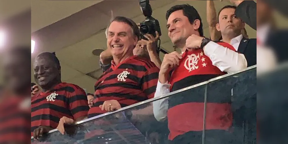 Ministro publicou foto em seu perfil no Twitter após receber camisa da torcida do Flamengo