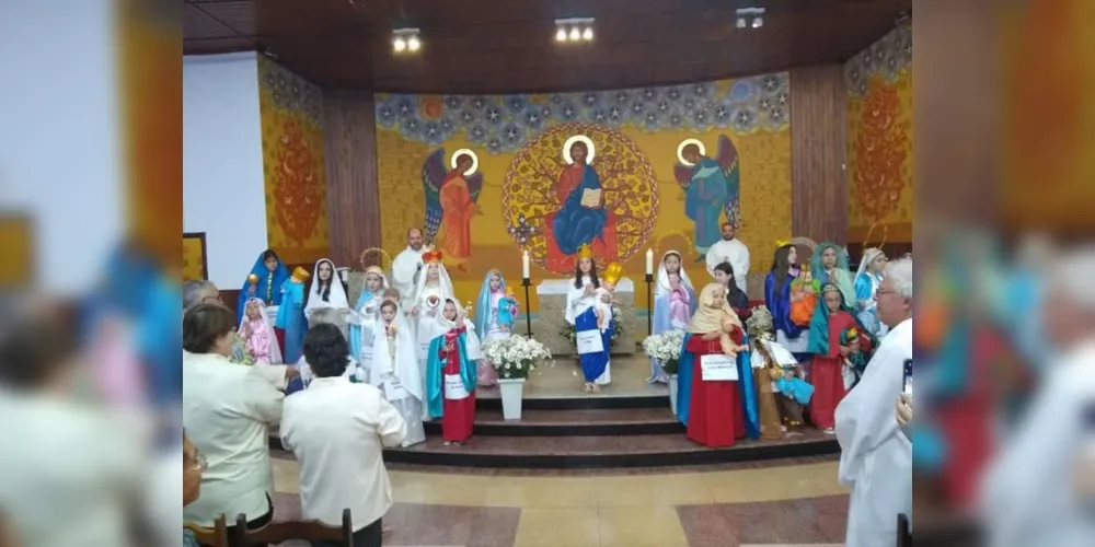 As crianças foram vestidas para simbolizar os diversos títulos de Maria