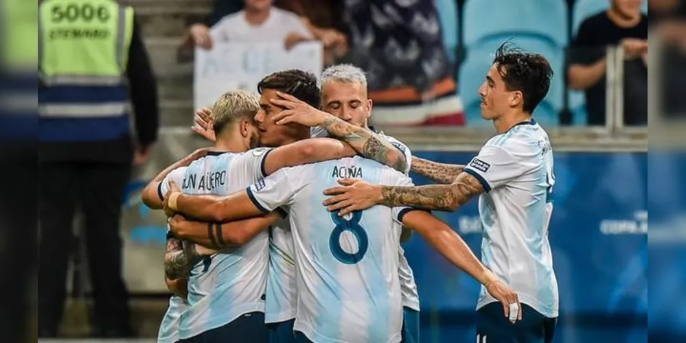 Imagem ilustrativa da imagem Argentina vence Catar e avança às quartas de final