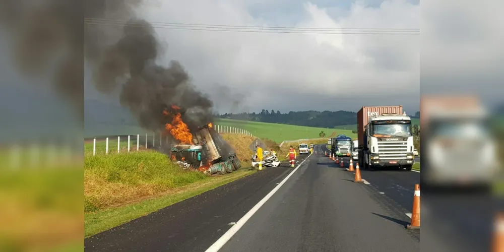 Imagem ilustrativa da imagem Mulher morre e caminhão pega fogo em acidente na BR-376