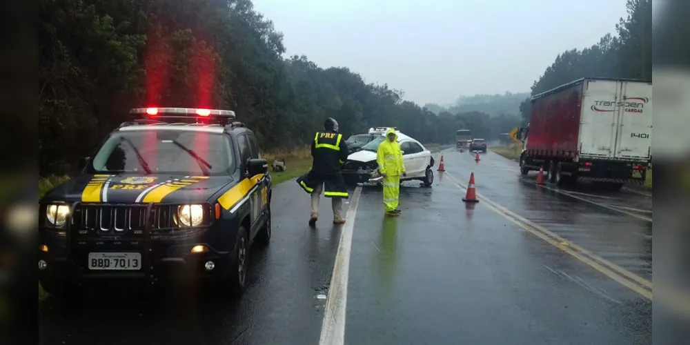 O acidente envolveu uma caminhonete S10 placas de Reserva-PR e um Ford/KA placas de Belo Horizonte/MG