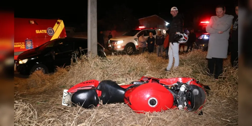 Os dois ocupantes da moto fraturaram o fêmur e tiveram escoriações pelo corpo