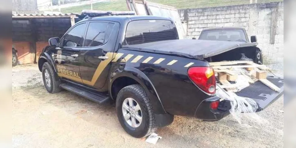 Ladrões usaram dois veículos clonados com a pintura de carros da Polícia Federal para levar a carga