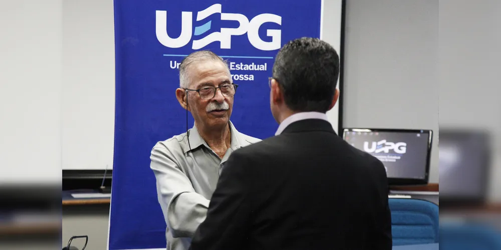 Reitor conversa com Domingos Souza após a cerimônia que homenageou o fotógrafo