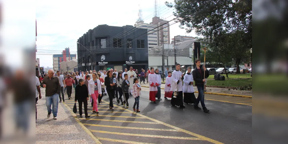 Imagem ilustrativa da imagem Procissão à Senhora
Sant’Ana reúne devotos nas ruas