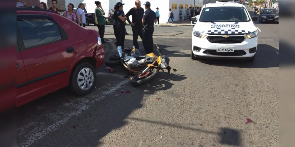 Imagem ilustrativa da imagem Motociclista bate em carro para evitar colisão com caminhão