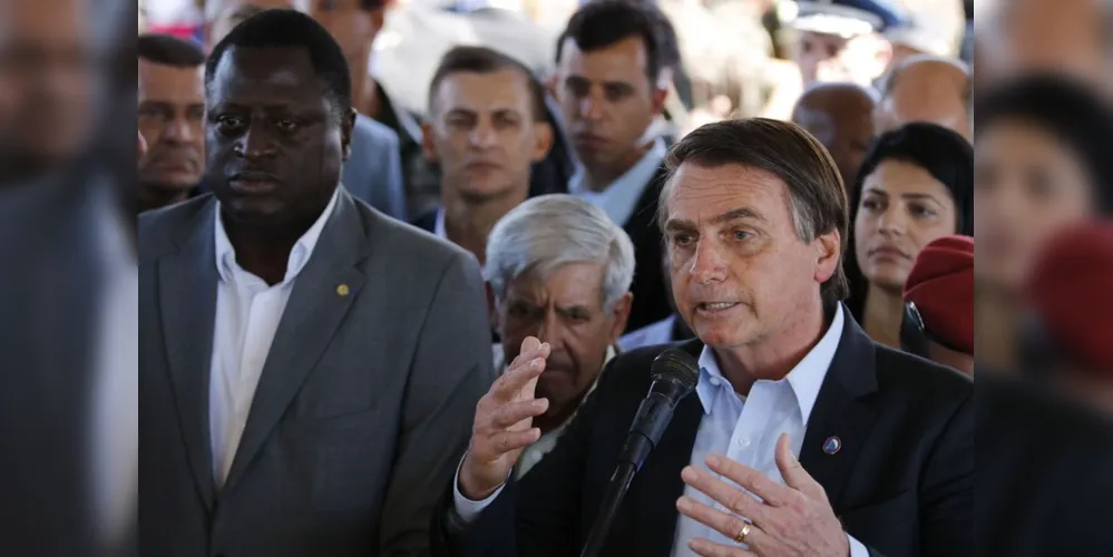 Imagem ilustrativa da imagem Bolsonaro diz que portaria não atinge Glenn Greenwald