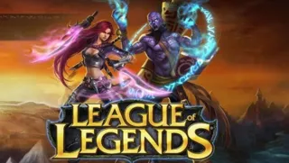 No LOL (League of Legends) são 12 times se enfrentando em as partidas com cinco jogadores por equipes mistas