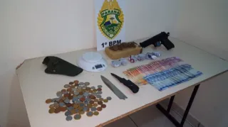 Além da droga, foram apreendidos quase R$ 300, além de pistola de brinquedo e outros produtos