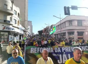 Imagem ilustrativa da imagem Ato pró-Bolsonaro leva
centenas a ‘Vicente Machado’