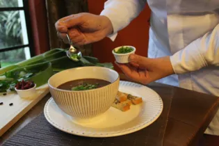 A novidade neste ano fica por conta da Bonensoep, uma sopa de feijão com legumes, macarrão aletria com um toque de pimenta.