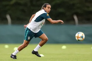 Imagem ilustrativa da imagem Marta treina, faz gols e mostra que está recuperada da lesão 