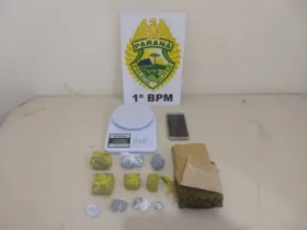 No local, a equipe policial encontrou uma balança de precisão e mais de 650 gramas de maconha