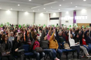 Professores aprovaram a greve em assembleia neste sábado em Curitiba