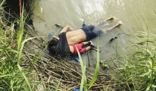 Os corpos de Óscar e da filha Valeria Martínez no rio Bravo