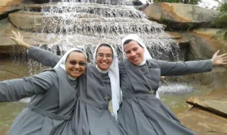 Freiras da Congregação das Irmãs Oblatas de Jesus e Maria em Cascavel (PR) podem retirar e renovar a CNH com o hábito religioso completo