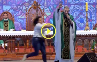 Imagem ilustrativa da imagem Mulher empurra Padre Marcelo Rossi durante missa