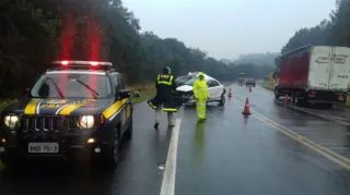 O acidente envolveu uma caminhonete S10 placas de Reserva-PR e um Ford/KA placas de Belo Horizonte/MG